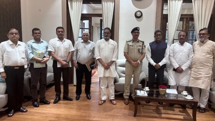 बिहार: प्रशांत किशोर की बढ़ी सियासी हनक, इकलौते MLA से बैठक में मुख्य सचिव-DGP समेत टॉप अफसर