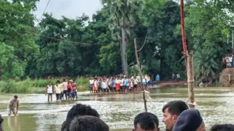भोजपुर में बाढ़ का कहर: बाइक समेत बह गए 3 युवक, 2 लापता; छेर नदी के डायवर्सन पर हादसा