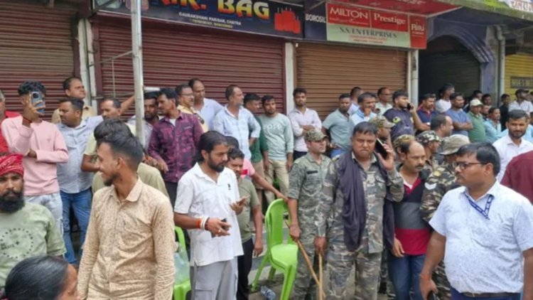 चतरा में मकान कब्जे को लेकर हंगामा, महिला ने खुद पर छिड़का पेट्रोल; भीड़ में माचिस जलते ही भड़की आग, झुलसी