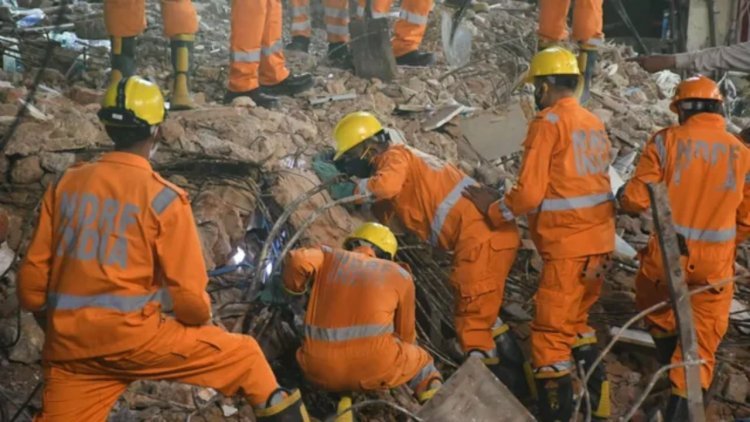 Delhi Building Collapse: सत्य निकेतन में पांच मंजिला इमारत ढही, 5 की मौत, मालिक पर FIR