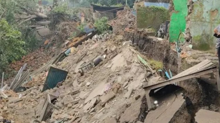धनबाद: सिजुआ में भू-धंसान से घर जमींदोज, मलबे में दबकर 10 साल के बच्चे की मौत
