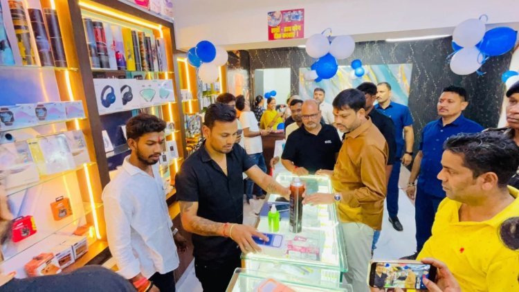 Dhanbad: सरायढेला में खुला फर्स्ट मोबाइल, रिपेयरिंग से होम सर्विस तक सुविधा