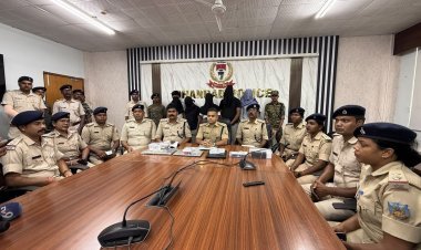 साइबर ठगों पर धनबाद पुलिस का शिकंजा, 5 अरेस्ट, 16 ATM कार्ड, 23 बैंक पासबुक बरामद