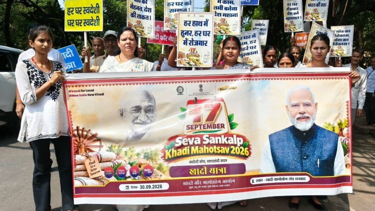 धनबाद में निकली भव्य खादी यात्रा, सैकड़ों कार्यकर्ता और महिला कतिन जुटीं