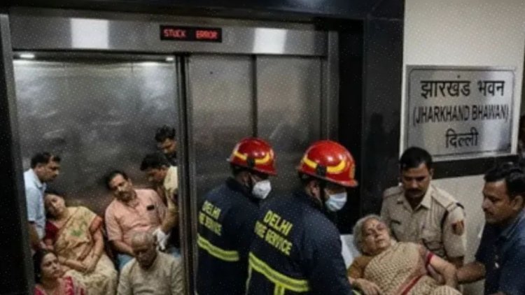 दिल्ली के झारखंड भवन में 1 घंटे लिफ्ट में फंसा पूर्व सांसद का परिवार, 6 बेहोश