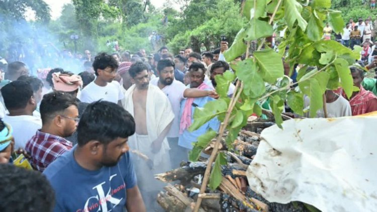 रूपी सोरेन पंचतत्व में विलीन, CM हेमंत सोरेन ने दी मुखाग्नि; नेमरा में उमड़ा जनसैलाब