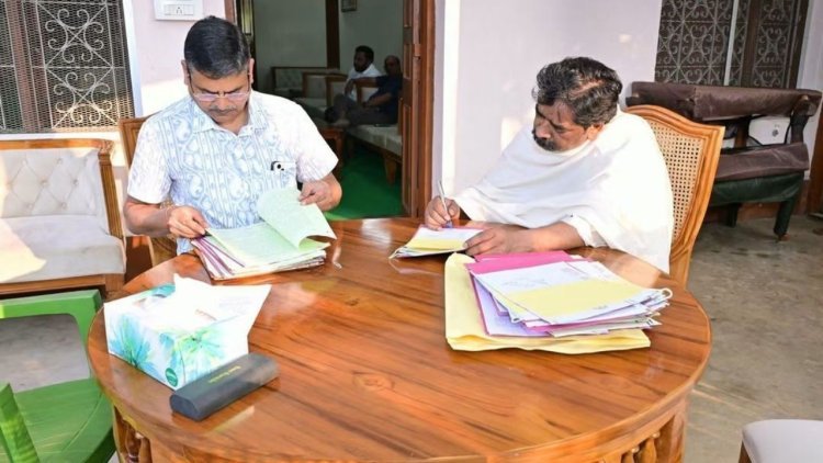 मां के अंतिम संस्कार के दूसरे दिन काम पर लौटे CM हेमंत सोरेन, निपटाईं सरकारी फाइलें