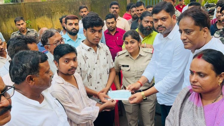 Dhanbad : कतरास में 20 घंटे बाद धरना खत्म, 5 लाख मुआवजा और 2 नौकरी पर बनी सहमति