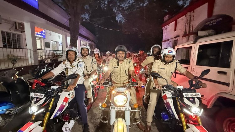 Dhanbad : दुर्गा पूजा पर अलर्ट धनबाद पुलिस, सिटी हॉक्स ने किया फ्लैग मार्च