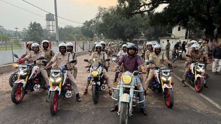 Dhanbad : दुर्गा पूजा पर DC आदित्य रंजन का फ्लैग मार्च, सुरक्षा व्यवस्था की जांच